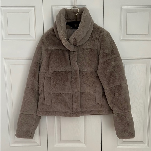 Abercrombie & Fitch Faux Fur Mini Puffer Jacket - Picture 2 of 5